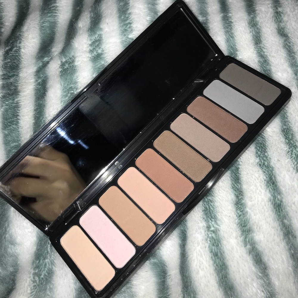Eye shadow pallet